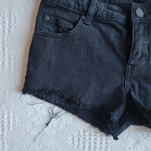Aritzia/ Talula Black Denim Distressed Cut Off Shorts - Picture 4 of 8